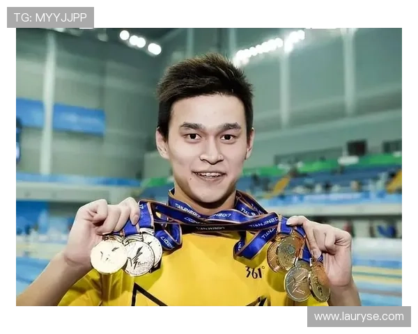 孙杨跨界亮相足球赛担任锋线核心展现全能运动魅力风采震撼全场表现突出 孙杨跨界亮相足球赛担任锋线核心展现全能运动魅力风采震撼全场表现突出