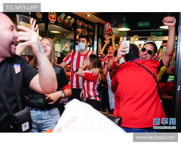 西甲场边暖心瞬间感动无数球迷 温情举动引发社交平台热议