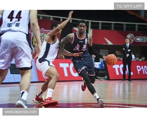 广东87岁婆婆投篮走红网络 单手一扬稳准狠诠释百步穿杨传奇